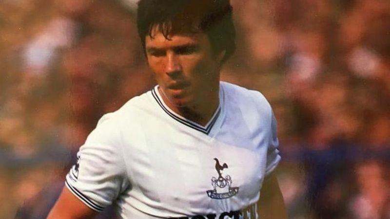 Hậu vệ Steve Perryman trong đội hình Tottenham xuất sắc nhất